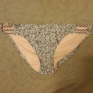 Leplopard print bikini bottoms